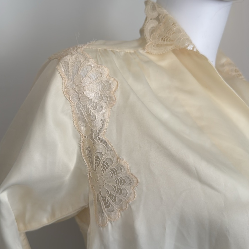 Feminine with beautiful lace detail. Made in the USA! 
Travels well. - Picture 7 of 11